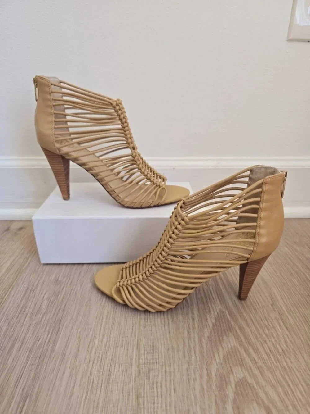 Vince Camuto Alsandra Strappy Cage Gladiator Sandals 9.5 Open Peep Toe Heels Tan